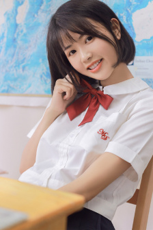 一个男孩子顶哭另一个男孩